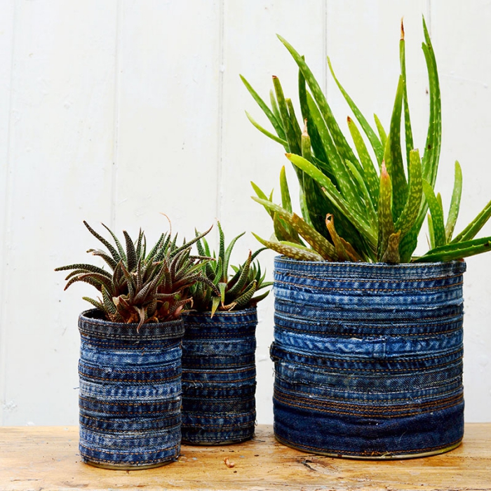 des pots pour plantes en boîtes de conserve habillées de tissu recyclé, comment recycler ses vieux jeans