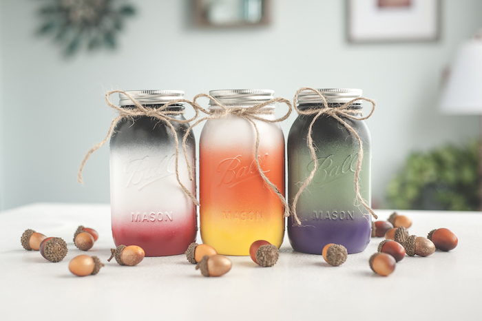 pots en verre ombré couleurs d automne avec deco de glands et ficelle decorative, deco table automne