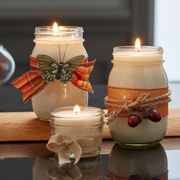 pots en verre bougies DIY décorées de ruban, ficelle, papillon artificielle et des glands artificiels, deco romantique automne