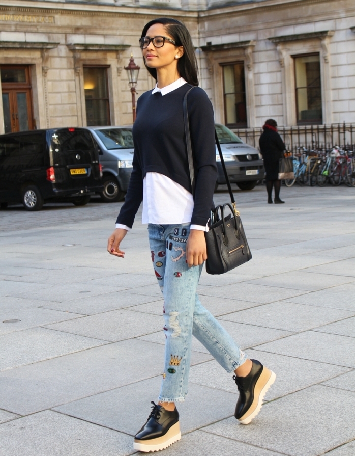 look casual chic en jeans clairs avec blouse noire et chaussure plateforme, modèle de derbies compensées en beige et noir 