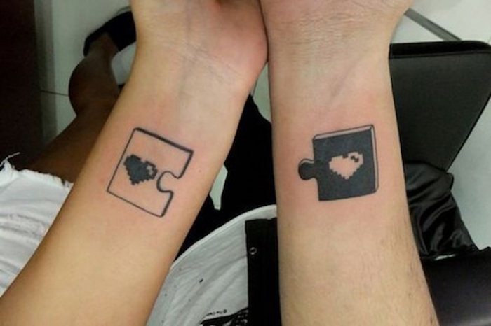 tatouage en commun, tatouage de couple, modèles à faire à deux, beau tattoo parties du puzzle avec un coeur
