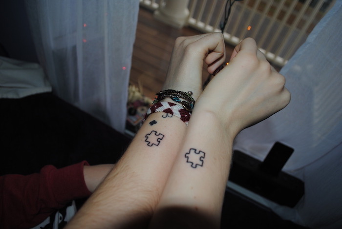 Puzzle tatouage joli, idée tatouage de couple, tattoo romantique sur le poignet de couple amoureux 