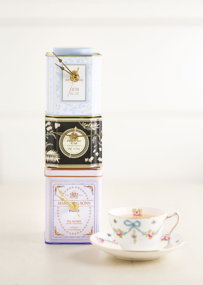 des boîtes de thé vintage détournés en horloge originale, bricolage facile d'une horloge à partir d'un objet recyclé