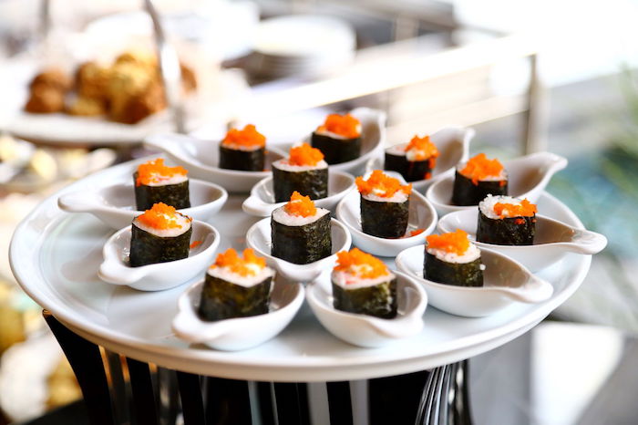 sushi riz, saumon et caviar servi dans des cuillères blanches bouchée apéritif dinatoire a faire soi meme