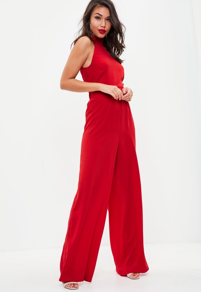 look total rouge avec combinaison à col montant et jambes fluides, idée look pour une femme invitée au mariage soirée