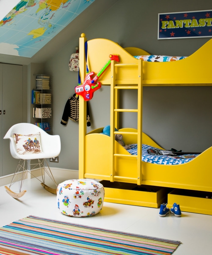 chambre enfant garcon en gris et jaune, tabouret floral, chaise scandinave, toit sous pente, tapis rayures