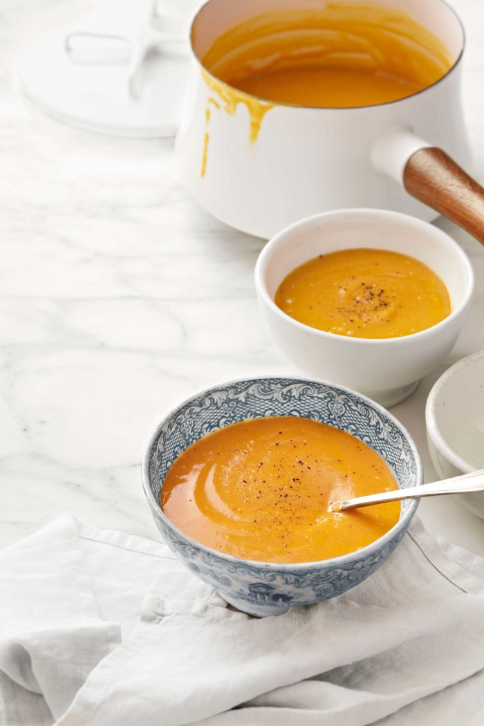 soupe à la citrouille épicée d'une bonne texture onctueuse, recette de soupe d'automne qui réchauffe et réconforte 