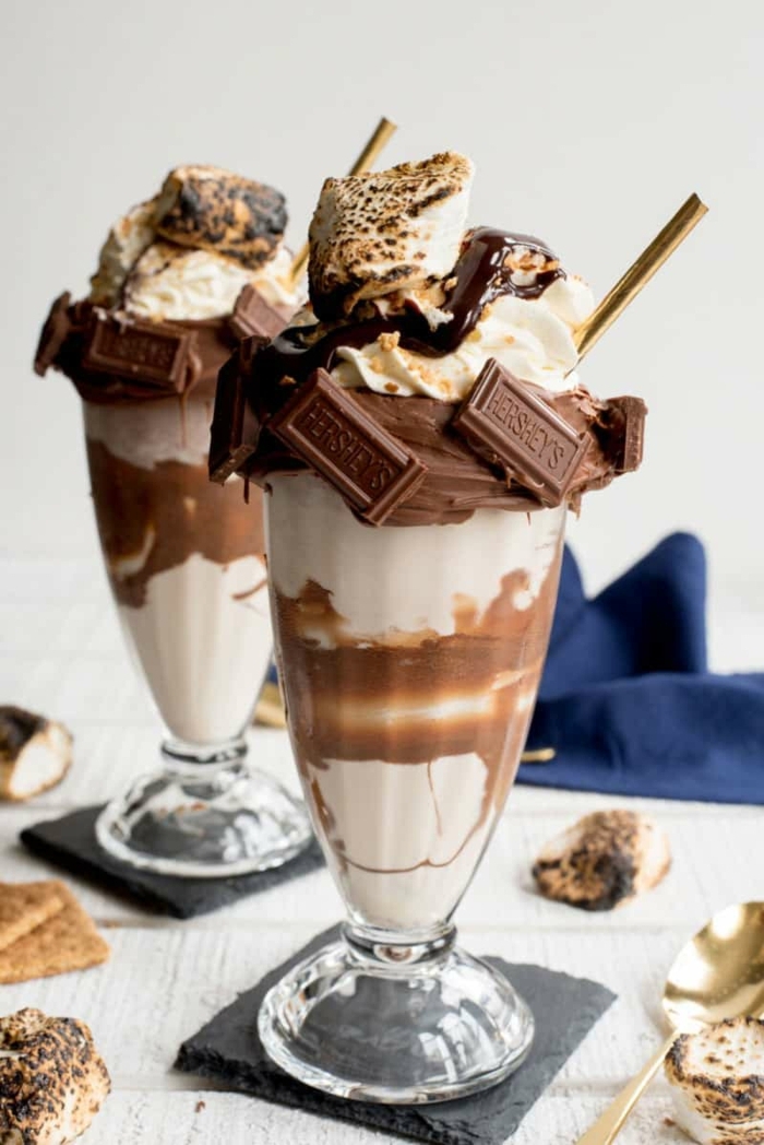 recette milk shake chocolat, deux verres à pied remplis de milkshake chocolat garni de crème