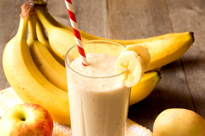 recette smoothie blender, smoothie jaune, pommes et bananes pour une boisson saine
