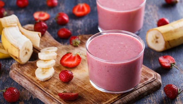 tasse de smoothie rose, recette smoothie fraise banane pou un smoothie maison délicieux