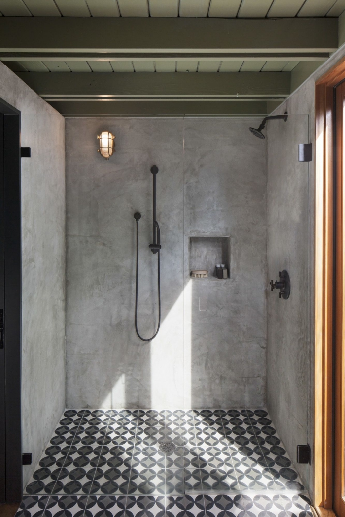 modele de salle de bain al italienne au sol en carreaux de ciment graphiques qui joue sur les effets de matière