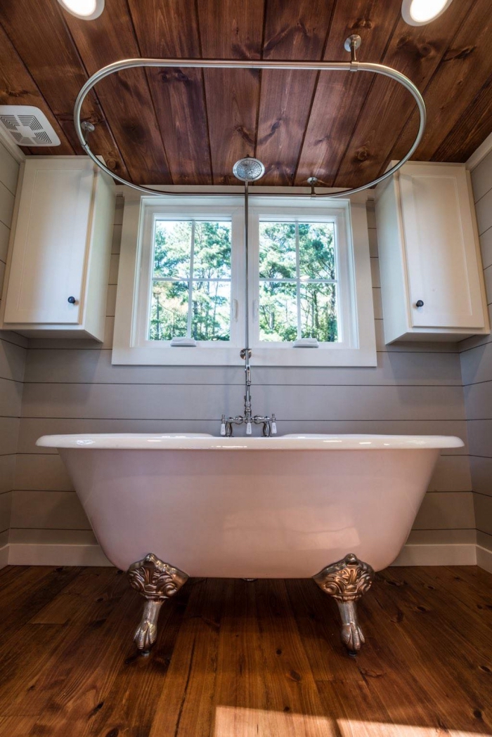 comment aménager une petite salle de bain de style rustique, déco aux murs en panneau gris clair et plancher bois marron