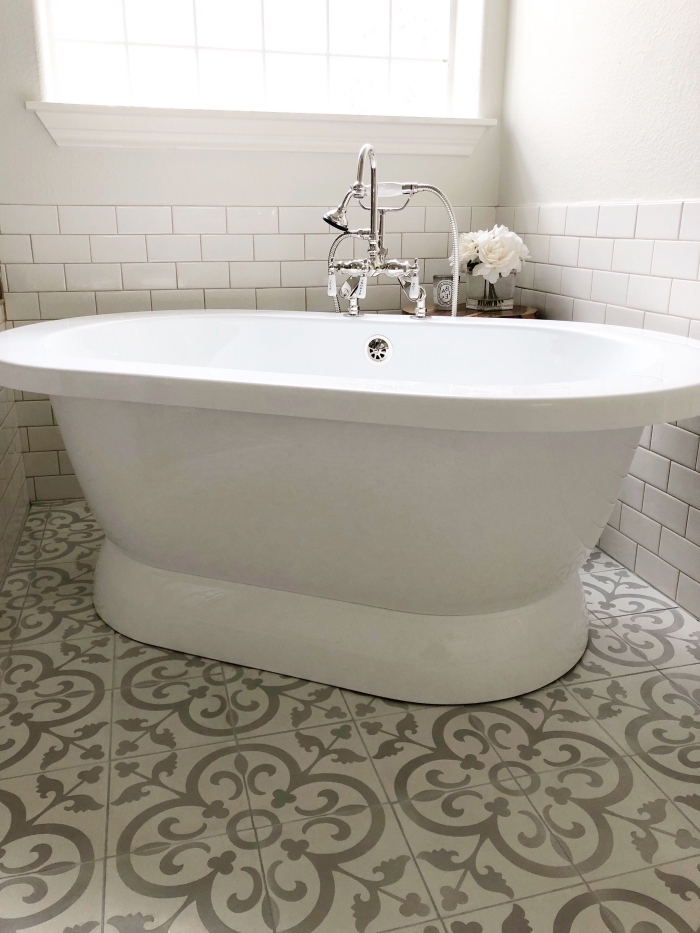 les carreaux de ciment salle de bain à motifs arabesques et le carrelage métro blanc font bon ménage dans cette salle de bains monochrome
