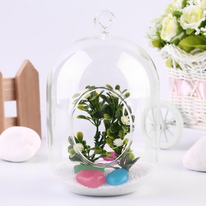 modèle de terrarium plante bocal mi-ouvert, idée pour faire un mini jardin dans un contenant en verre avec plantes artificielles