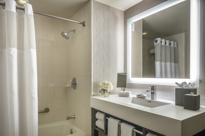 quelle palette de couleurs pour un petit espace, modèle de miroir moderne avec éclairage, exemple aménagement petite salle de bain