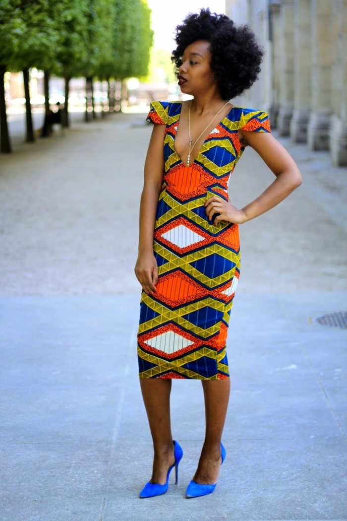 robe midi épousant le corps à décolleté plongeant, à motifs géométriques africains colorés