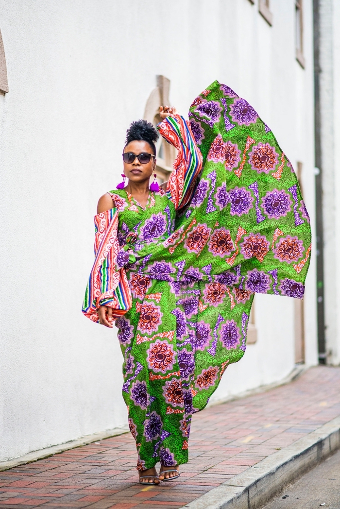 mode ethnique chic femme, modele de robe africaine maxi longue et fluide à motifs fleuris rose et violet avec des manches de fantaisie tombantes 