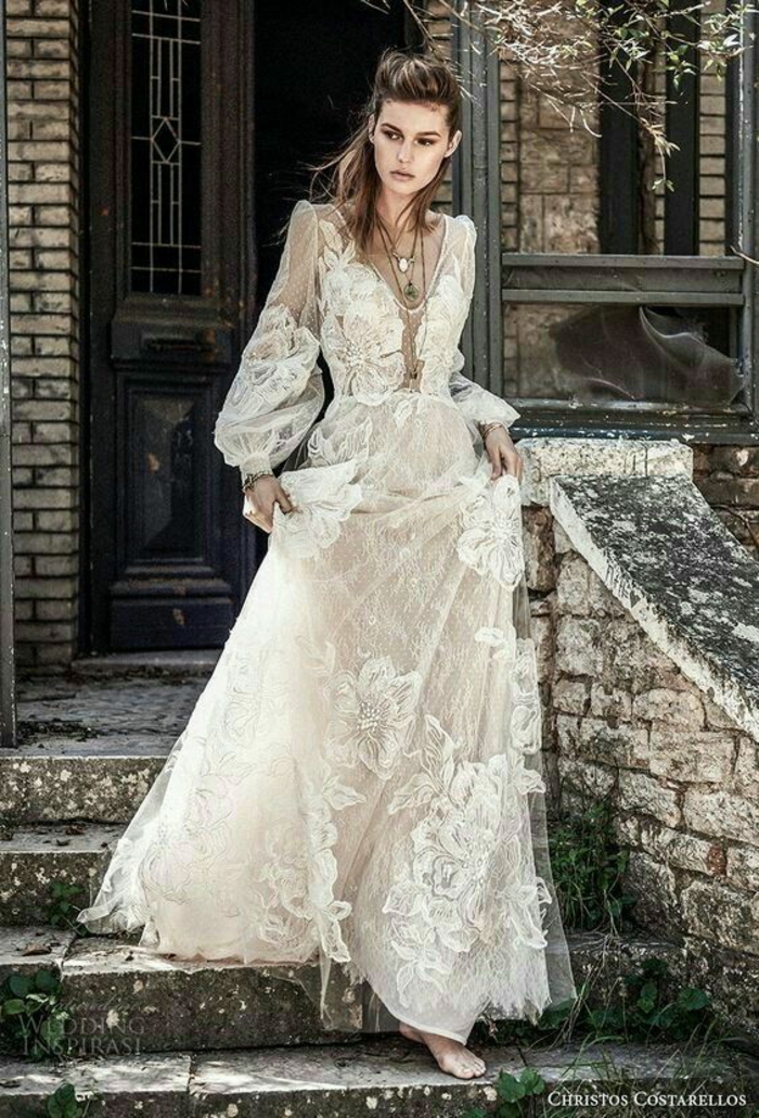 robe boheme mariage, robe longue boheme chic, vetement boheme romantique, dame qui descend les escaliers en levant la jupe de la robe