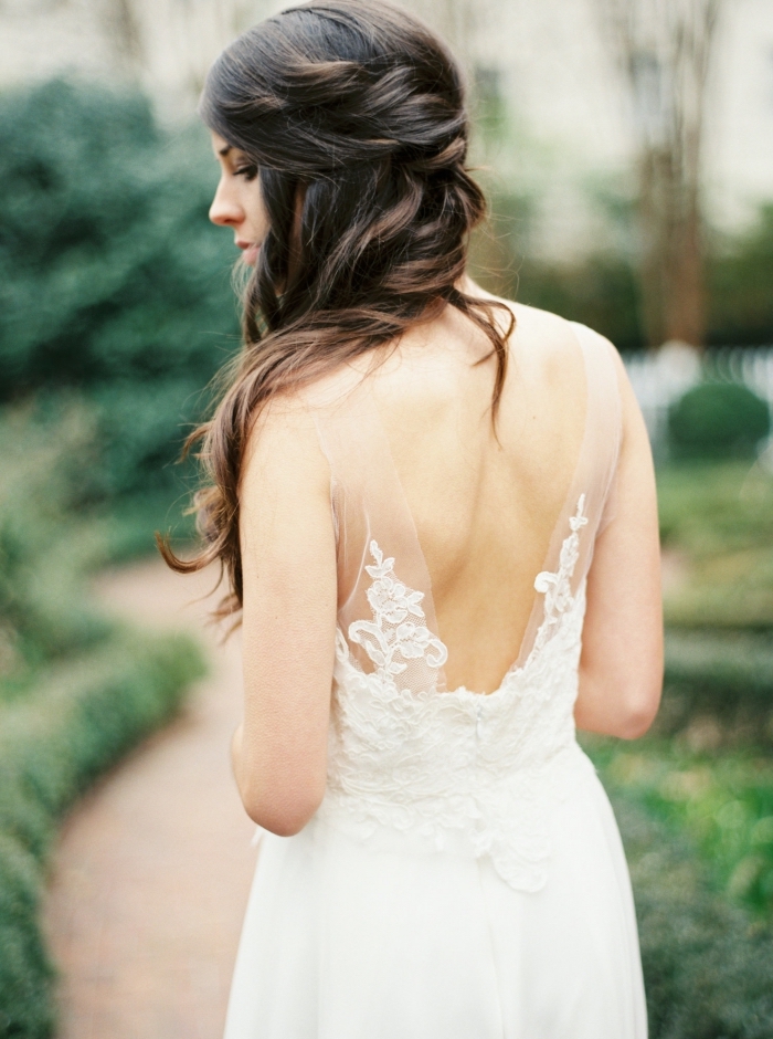 une robe de mariée bohème chic à coupe fluide et légère, avec un décolleté dans le dos mis en valeur par les bretelles transparentes