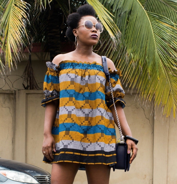 modele de robe africaine tunique aux épaules dénudées et au bustier élastique pour un look chic et décontractée