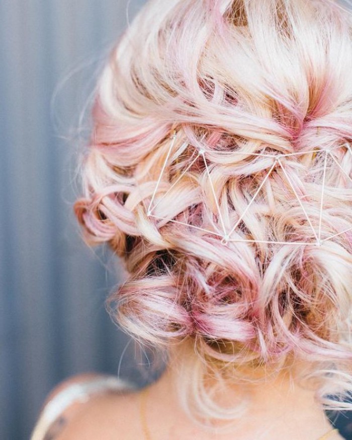 Coiffure mariage bohème sur cheveux balayage rose sur blonde, la meilleure idée pour le jour j de coiffure simple et chic, accessoires hipster