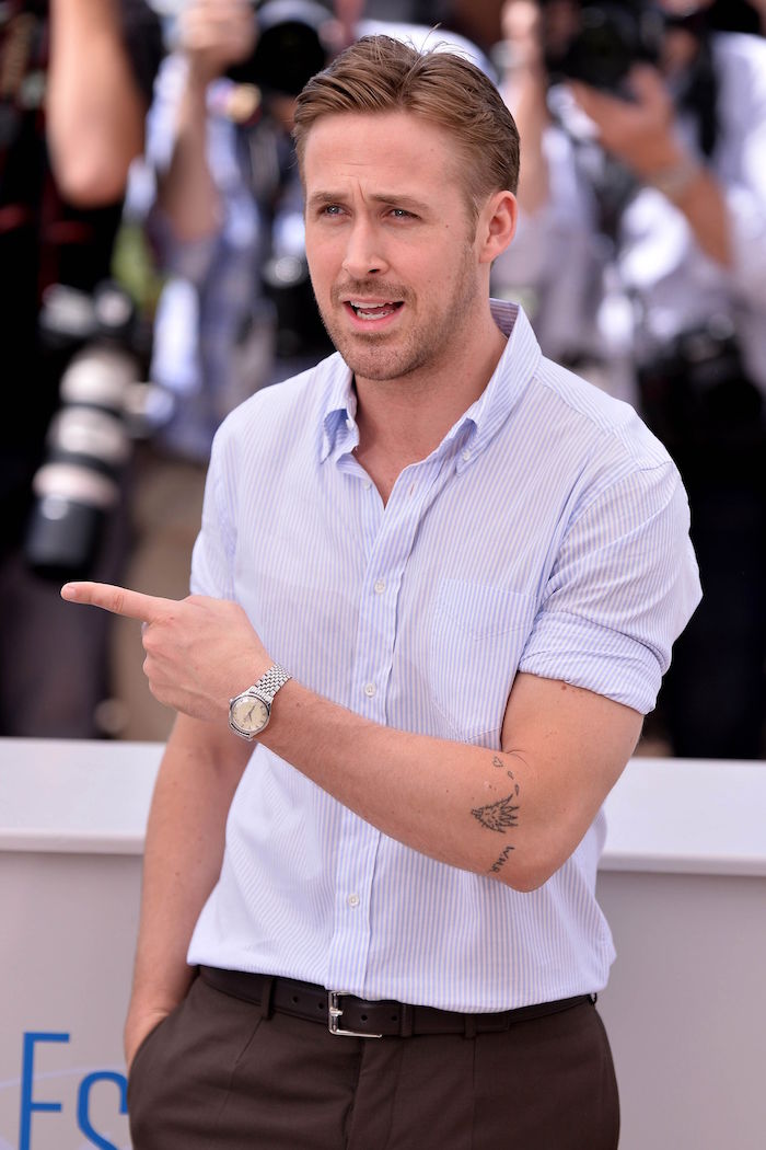 ryan gosling et so petit tatouage discret sur l'avant bras comme idée tattoo simple