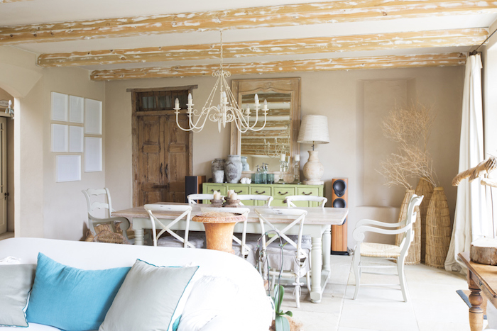 maison campagne deco avec table et chaises de bois, carrelage sol blanc, poutres apparentes bois, lustre élégant, vaisselier bas vert pistache