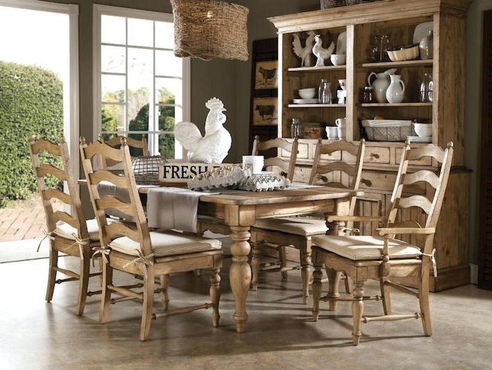 meubles de bois, table, chaises vaisselier bois brut, deco champetre, vaisselle blanche, statuette coq, suspension campagne chic