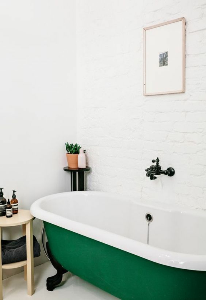 decoration petite salle de bain, salle de bain 5m2, baignoire en métal peint en vert, avec intérieur blanc en style vintage, baignoire avec des pieds rétro en métal noir
