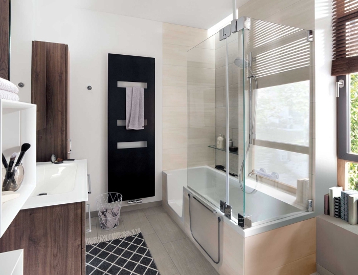 comment intégrer une baignoire douche dans un petit espace, déco salle de bain en blanc et bois foncé avec sèche-serviettes noire