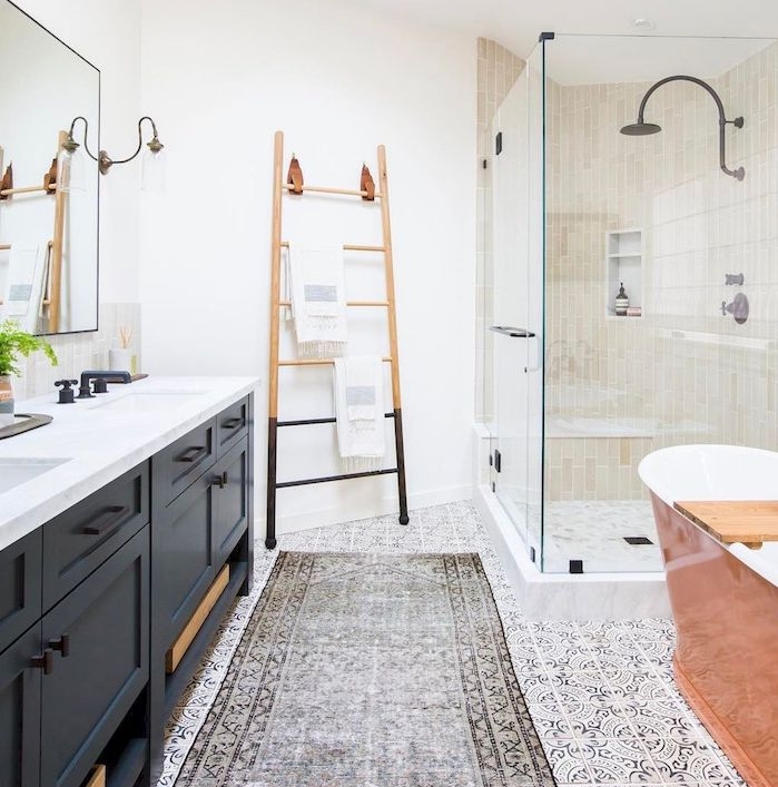 echelle bois deco dans une salle de bain style campagne avec baignoire en fonte à oposer, meuble sdb noir avec credence marbre, cabine de douche verre