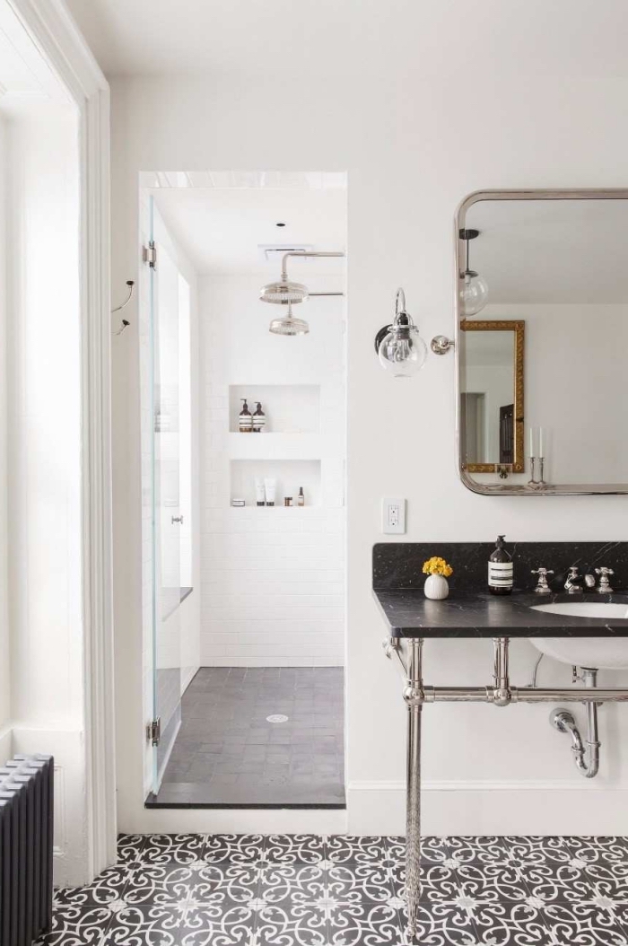 une salle de bains d'esprit vintage avec du carrelage aspect carreaux de ciment à motifs noir et blanc