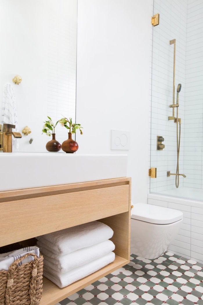carrelage aspect carreaux de ciment au sol de cette salle de bains moderne en bois et blanc avec douche en carrelage métro blanc