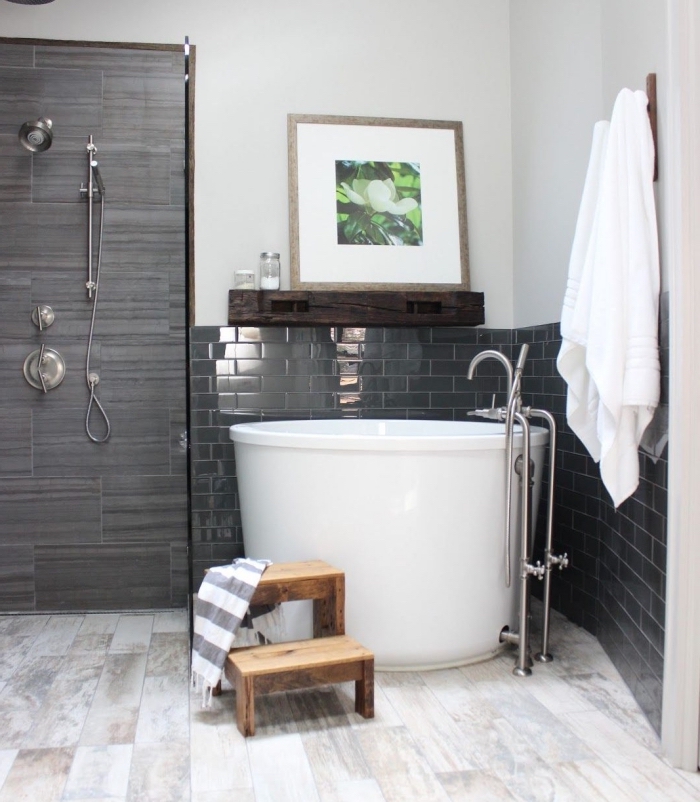 exemple de salle de bain douche et baignoire aux murs blancs avec revêtement partiel en carrelage gris anthracite