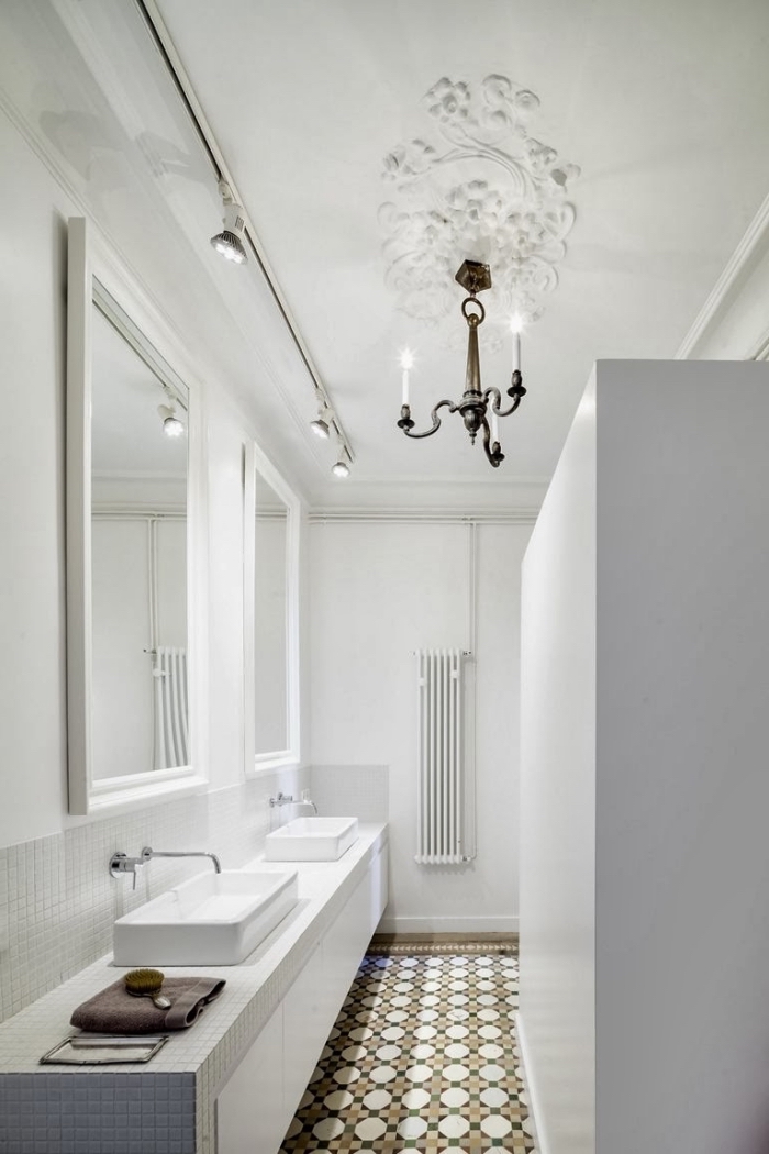 salle de bain en carreaux de ciment, une cuisine monochrome aménagée en longueur avec carreaux de culent salle de bains à motifs rétro qui dynamisent l'intérieur blanc