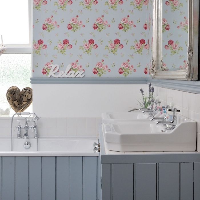 un lé papier peint fleuri en-dessus de la baignoire, qui s'accorde avec la déco rustique de la salle de bains pour créer une ambiance romantique et nostalgique