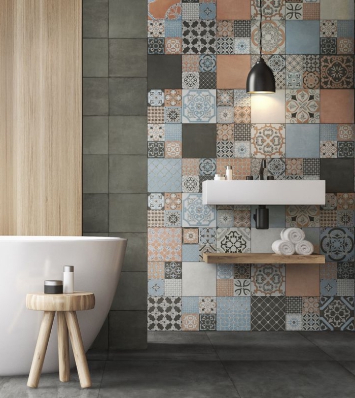 des carreaux de ciment patchwork posés derrière le plan vasque suspendu dans cette salle de bain zen aux accents en bois naturel