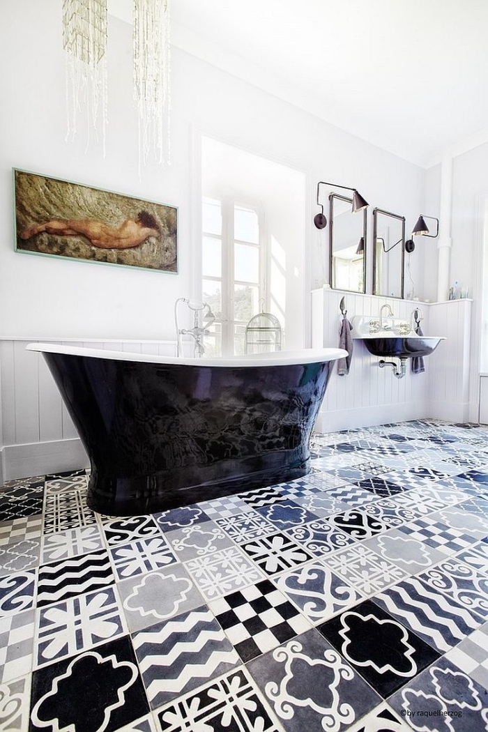 salle de bains design en carreaux de ciment patchwork en noir et blanc aux accents vintage 