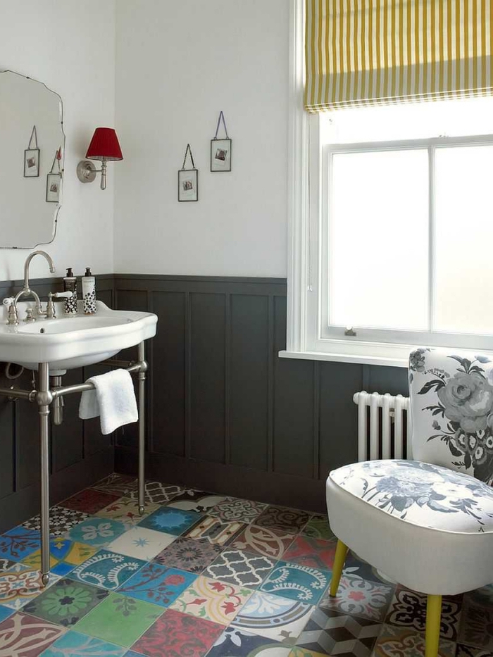 revêtement de sol vintage en carreaux de ciment patchwork colorés en contraste avec le lambris gris et le lavabo vintage