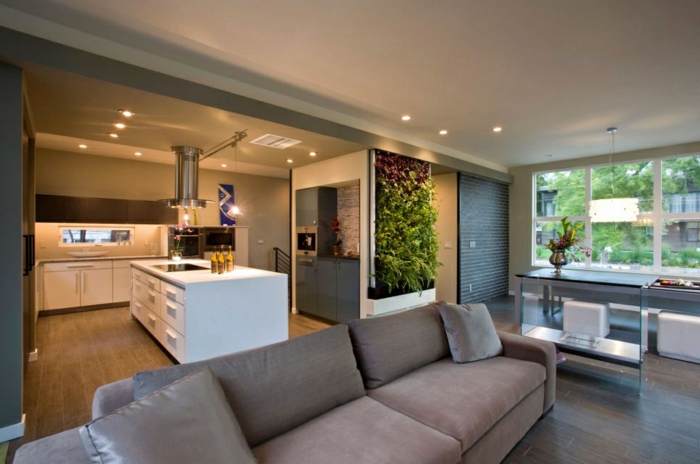 cuisine semi ouverte sur salon, sofa gris, ilot blanc, mur végétal, ambiance couleur grège