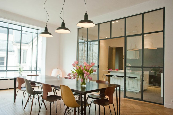 petite cuisine avec verriere, grande table de repas rectangulaire, chaises scandinaves, lampes loft