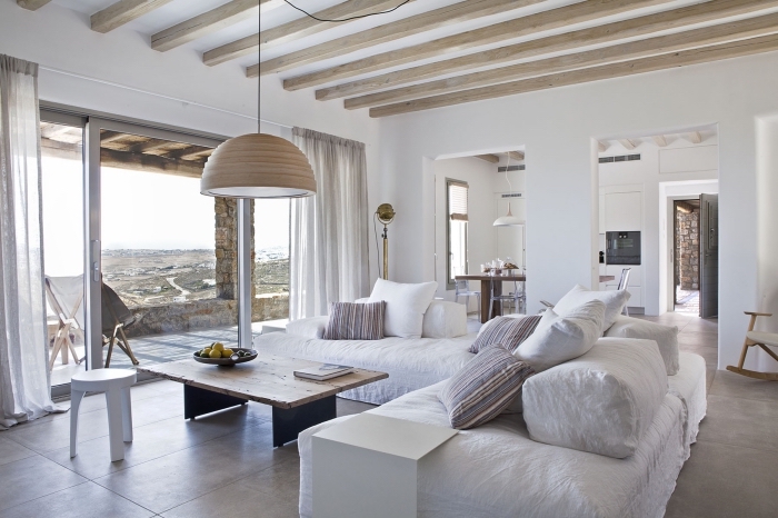 ambiance relaxante et sereine dans un salon spacieux aux murs blancs avec modèle de plafond en bois exotique blanc
