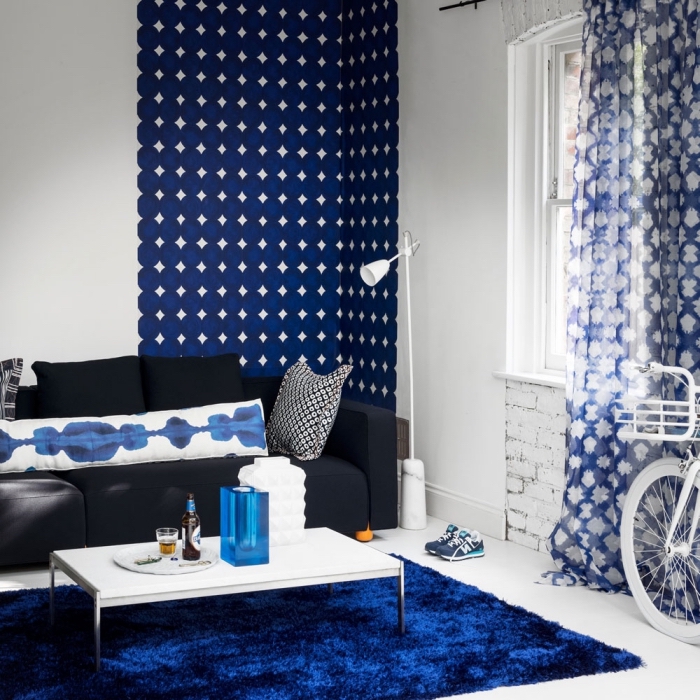 papier peint salon blanc et bleu indigo d'esprit loft qui habille l'angle du mur 