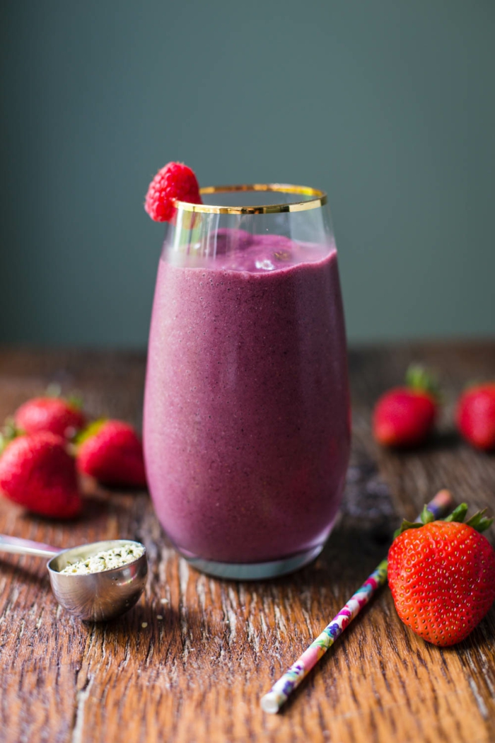 boisson veloutée de fraises et de myrtilles, milk shake couleur violet, fraises fraîches