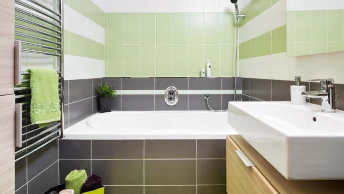 design intérieur moderne en couleurs neutres et vert, modèle de carrelage blanc et vert, exemple baignoire dans petite salle de bain