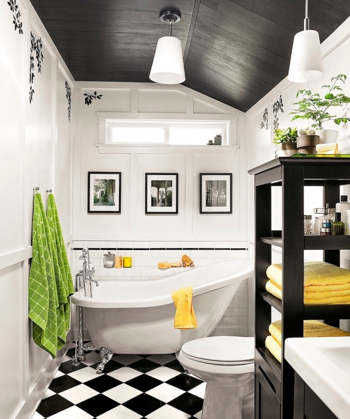 design intérieur moderne dans une salle de bain avec plafond gris anthracite et murs blancs avec plancher au carrelage blanc et noir, exemple petit espace avec baignoire îlot