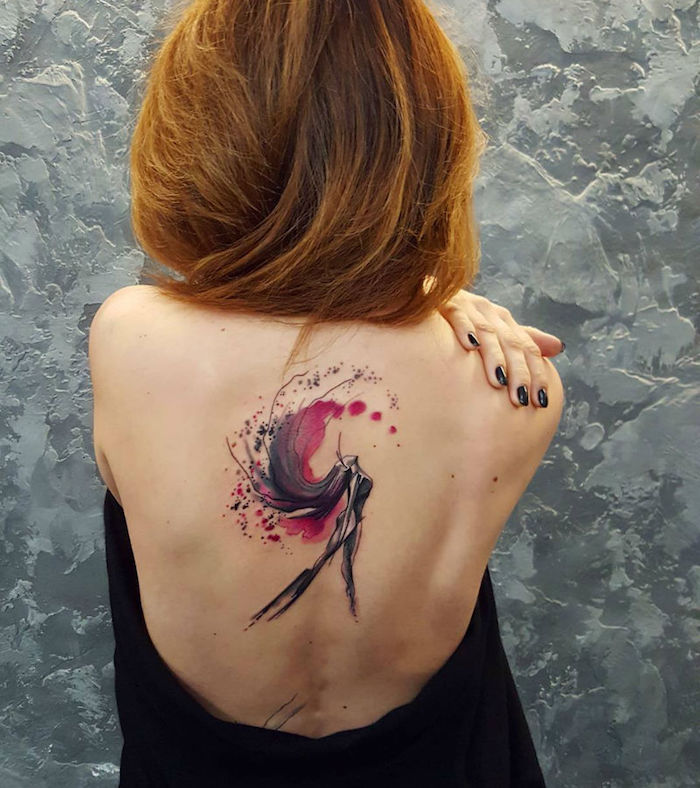 modele de tattoo aquarelle de femme qui nage ou sirene en noir et couleurs sur dos de femme