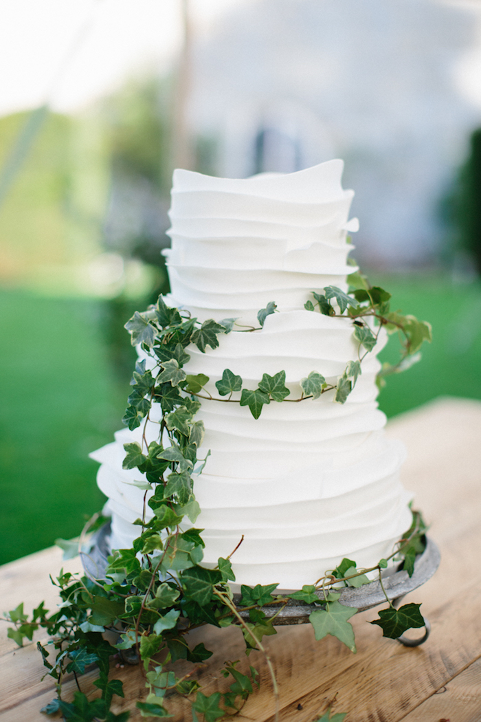 Gâteau mariage parfait, simple gâteau à trois étages, gateau classique pour mariage