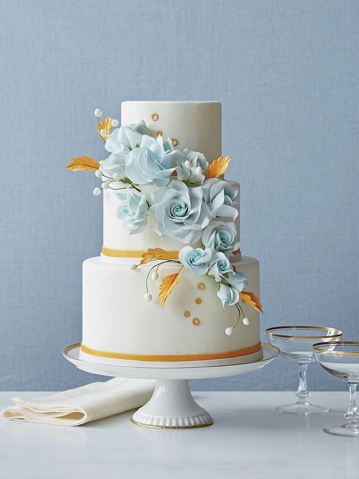 Le plus beau gateau du monde, image de gateau, idée de sujet gateau mariage avec fleurs bleues de pate a sucre