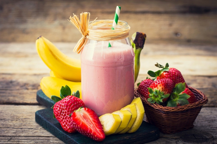 smoothie fraise et banane, smoothie avec des fruits classiques, idées smoothie maison